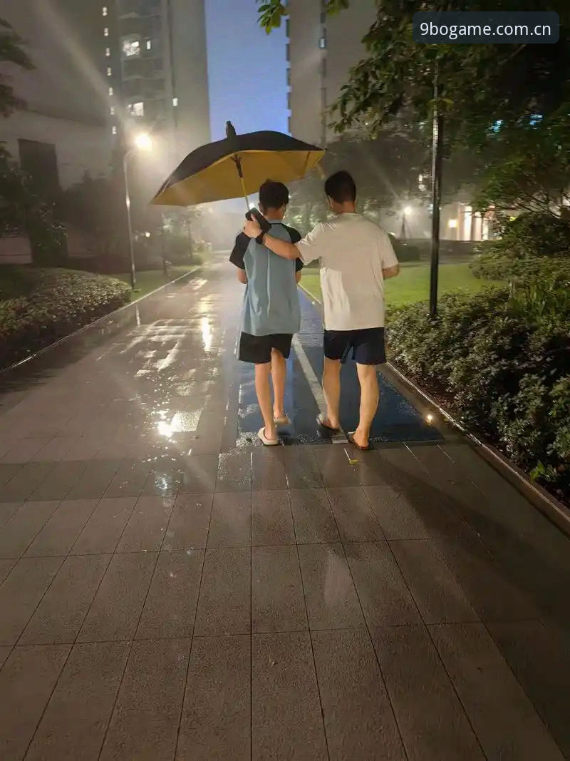 那个夜晚，看台上的父亲和球场上的儿子